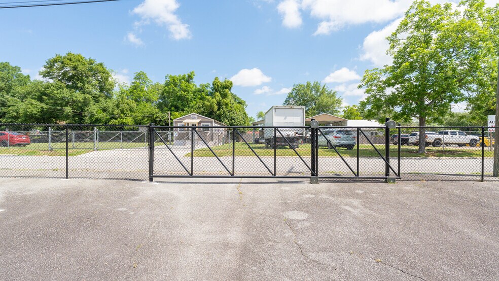 More Photos Of 615 N Main St, Moultrie Flex For Sale