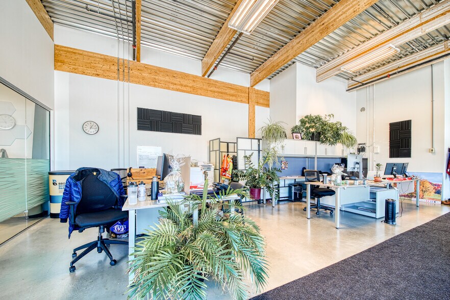 More Photos Of 1400-1460 Boul De L'innovation, Bromont Industrial For Lease