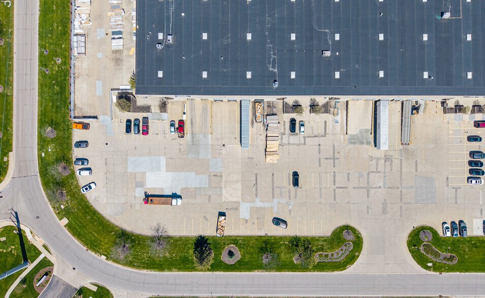 More Photos Of 640-700 Dearborn Park Ln, Worthington Warehouse For Lease