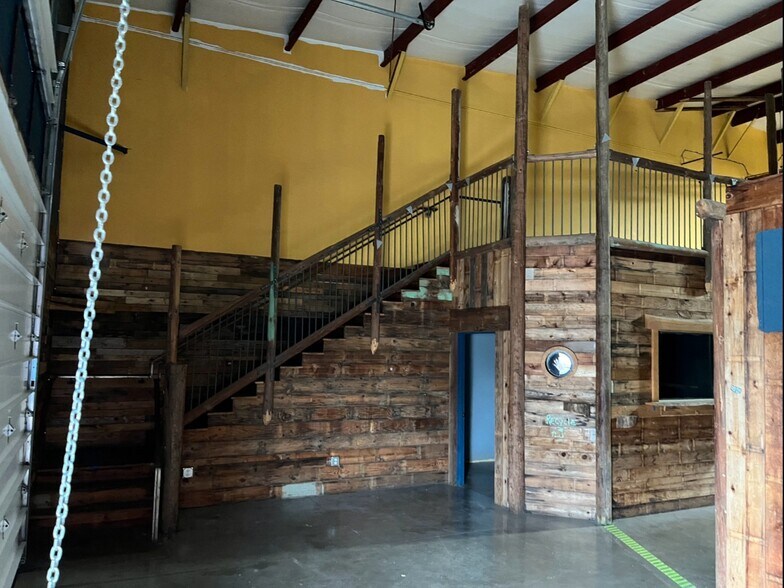 More Photos Of 5681 Crater Lake Hwy, Central Point Warehouse For Lease