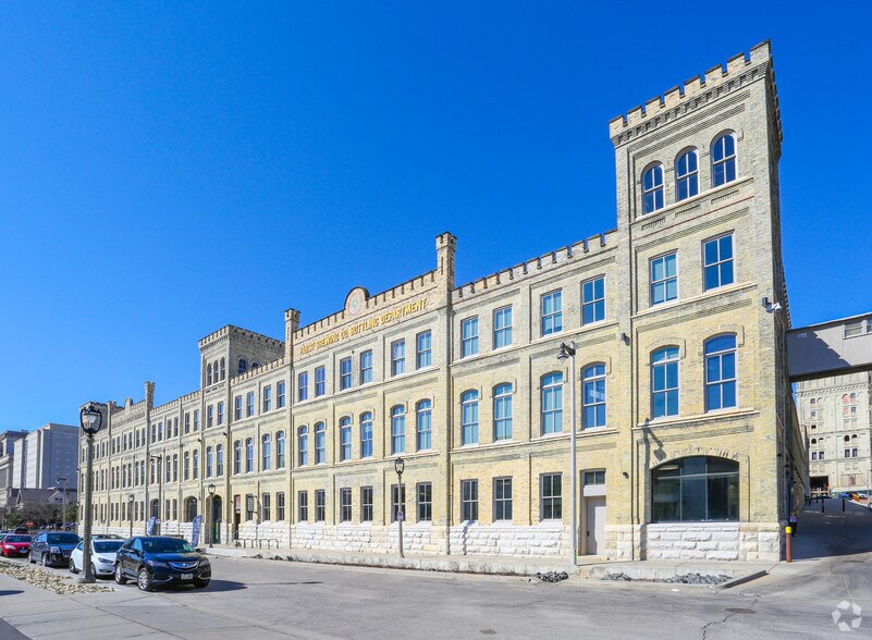 Primary Photo Of 1125 N 9th St, Milwaukee Apartments For Lease