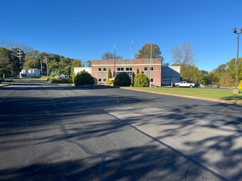 More Photos Of 805 W Canal St, Easton Warehouse For Lease