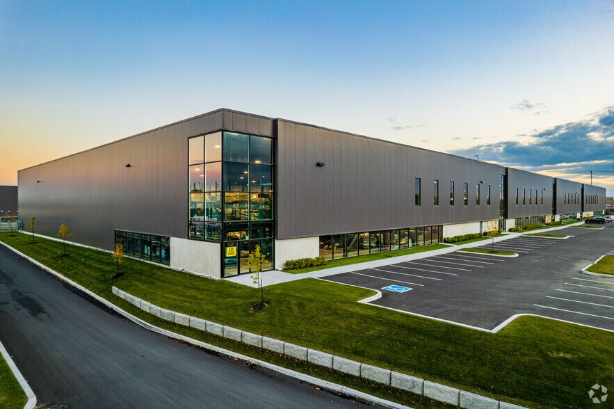 More Photos Of 11235 Boul Métropolitain E, Montréal Distribution For Lease