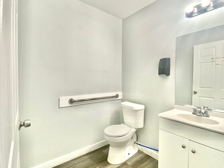 More Photos Of 490 County Road 117, Round Rock Light Manufacturing For Lease