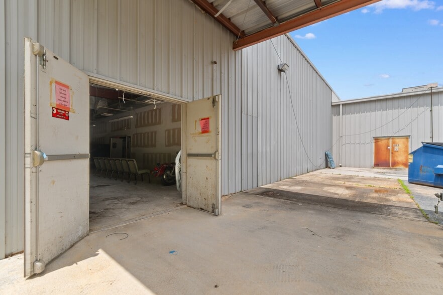 More Photos Of 480 Nelson Blvd, Kingstree Department Store For Sale