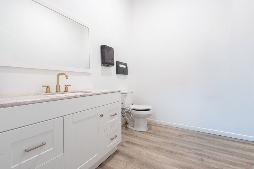 More Photos Of 4943-4941 Telegraph Rd, Los Angeles Showroom For Sale