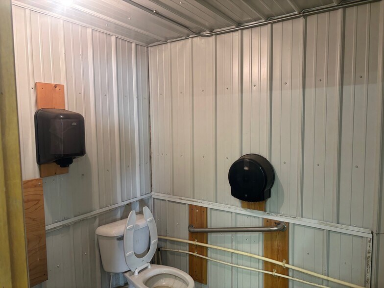 More Photos Of 717 27th St SE, Minot Flex For Lease