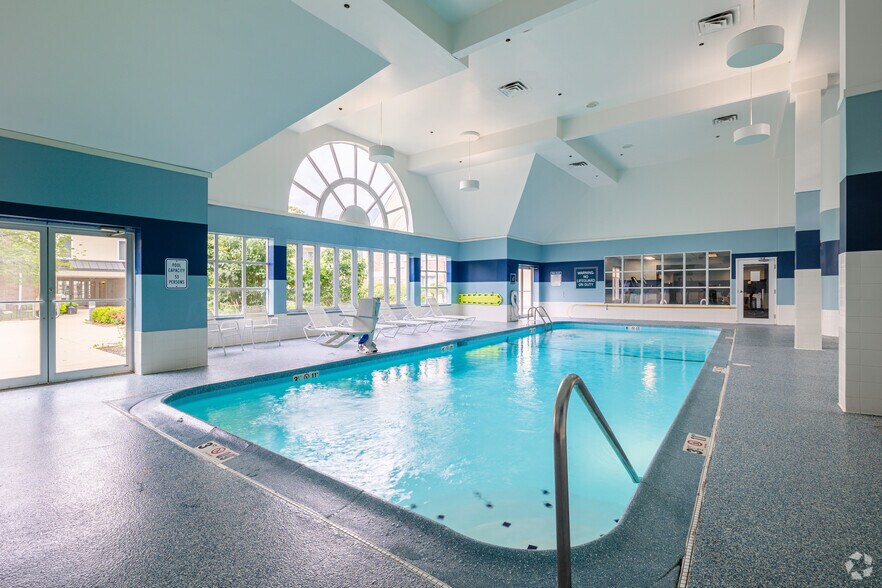 More Photos Of 900 W Lake Cook Rd, Buffalo Grove Hotel For Sale