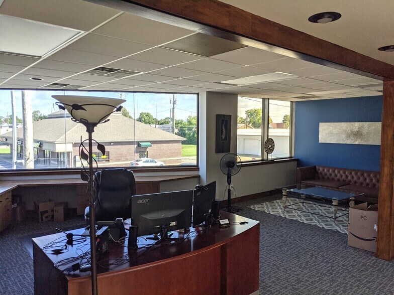 More Photos Of 417-423 N Main St, Evansville Office For Lease