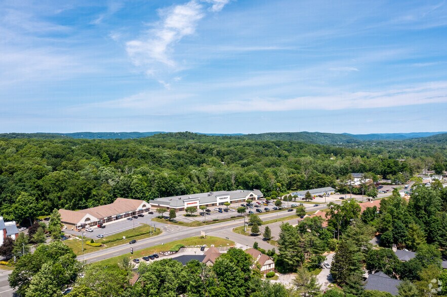 More Photos Of 270 Federal Rd, Brookfield Storefront For Lease