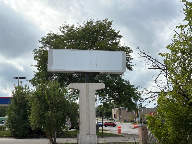More Photos Of 6330 N 76th St, Milwaukee Supermarket For Lease