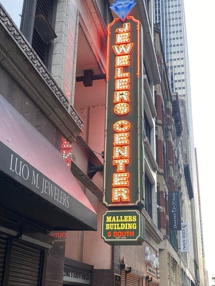 More Photos Of 5 S Wabash Ave, Chicago Office For Lease