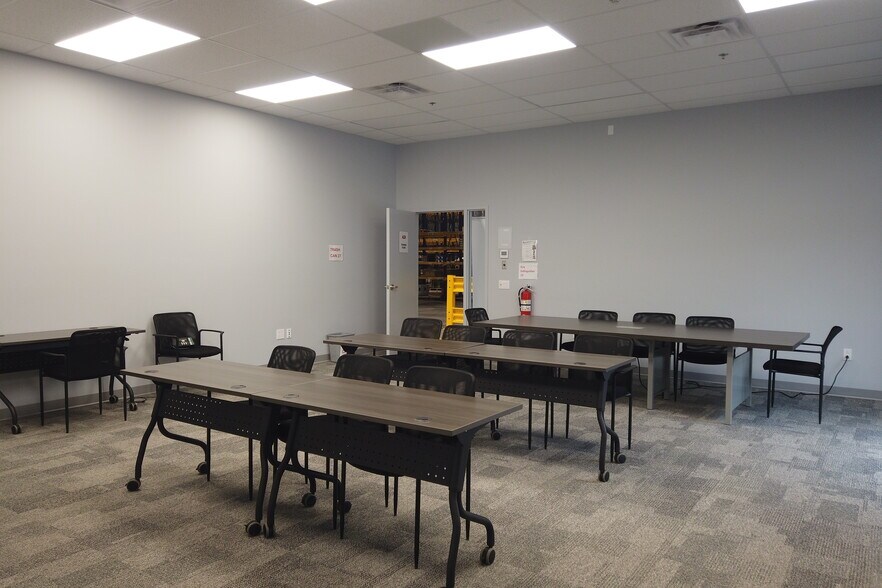 More Photos Of 1245 De L'aviation Av, Dieppe Manufacturing For Lease