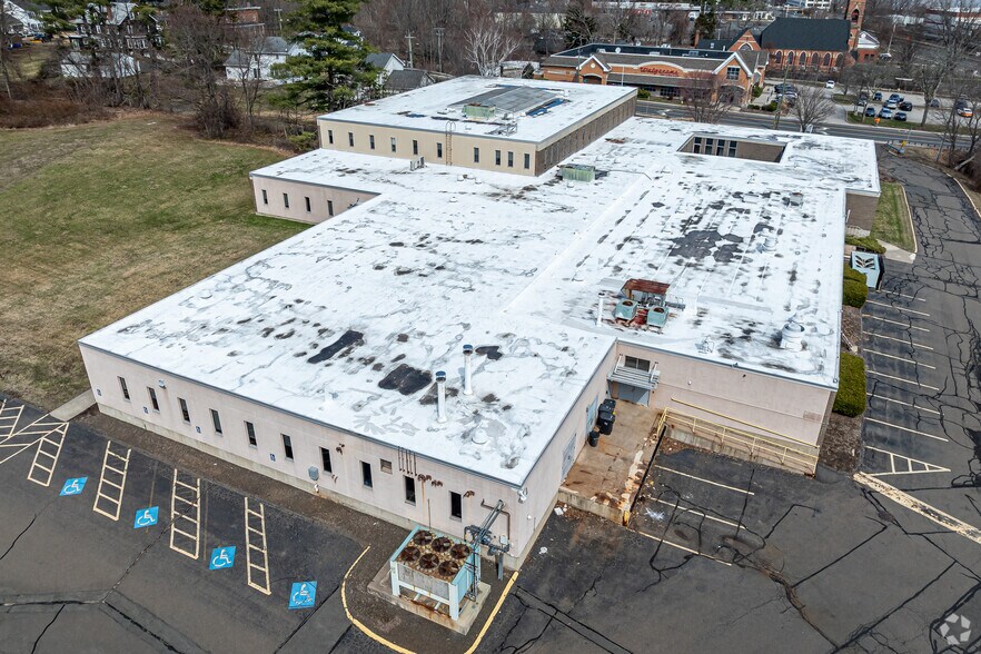 More Photos Of 2 Elm St, Windsor Locks Office For Lease