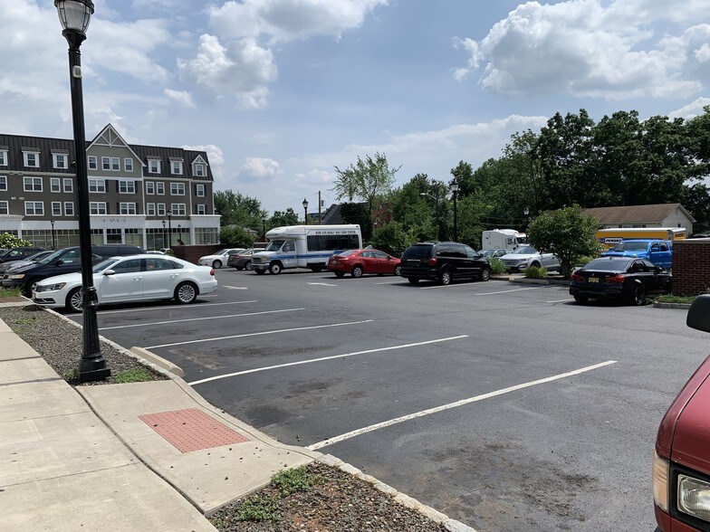 More Photos Of 727 Franklin Blvd, Somerset Apartments For Lease