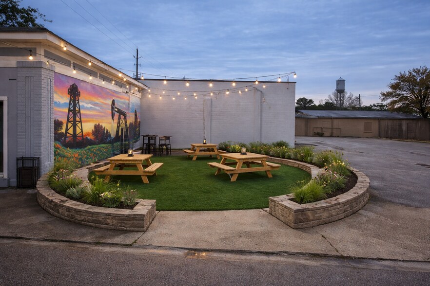 More Photos Of 111 N Avenue A, Humble General Retail For Sale