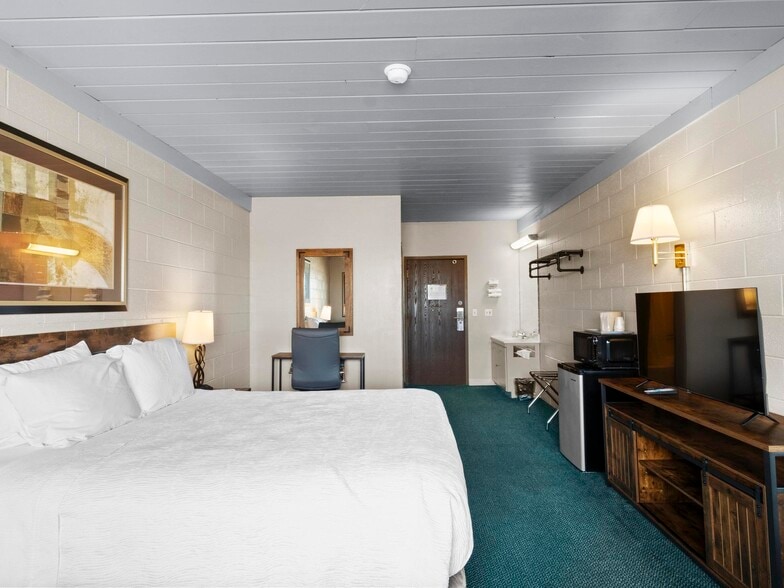 More Photos Of 1904 E Cedar St, Rawlins Hotel For Sale