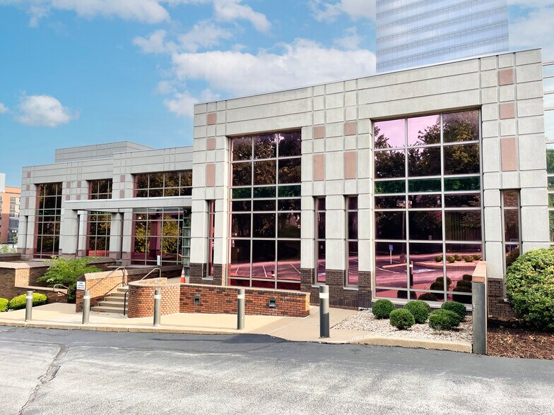 More Photos Of 10 N Hanley Rd, Clayton Office For Sale