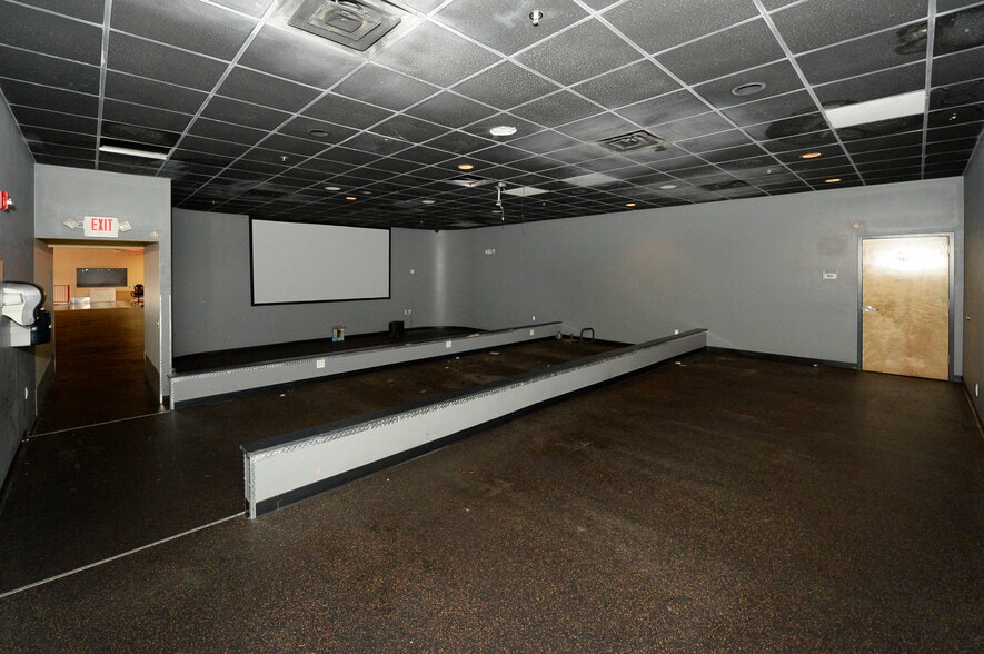 More Photos Of 806 Route 17 N, Ramsey Freestanding For Lease