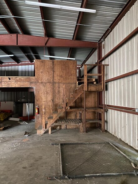 More Photos Of 1310 N ML King Jr Pky, Beaumont Light Manufacturing For Sale