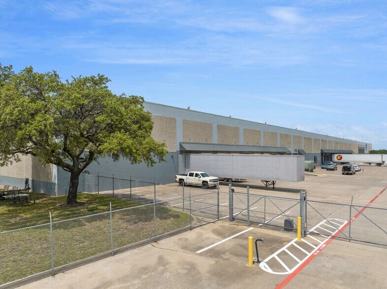 More Photos Of 807-809 110th St, Arlington Distribution For Lease
