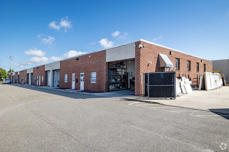 More Photos Of 2 Saxwood St, Deer Park Warehouse For Lease