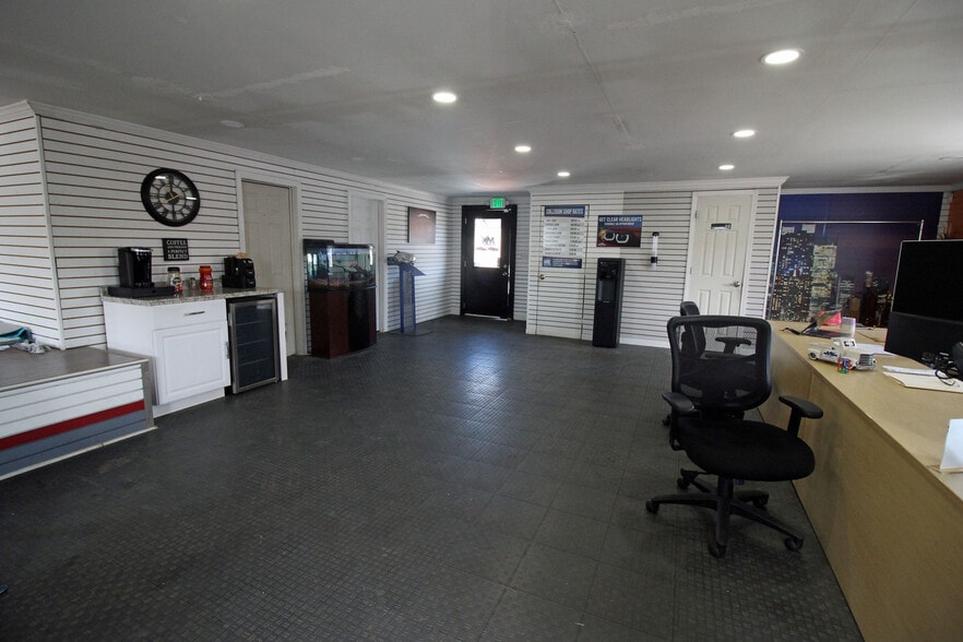 More Photos Of 5 Mill St N, Marlborough Flex For Lease