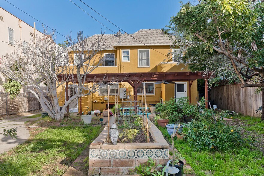 Primary Photo Of 615 N Plymouth Blvd, Los Angeles Apartments For Sale