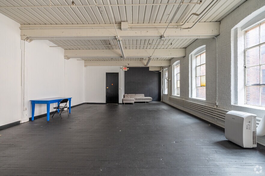 More Photos Of 208 S Pulaski St, Baltimore Light Manufacturing For Sale