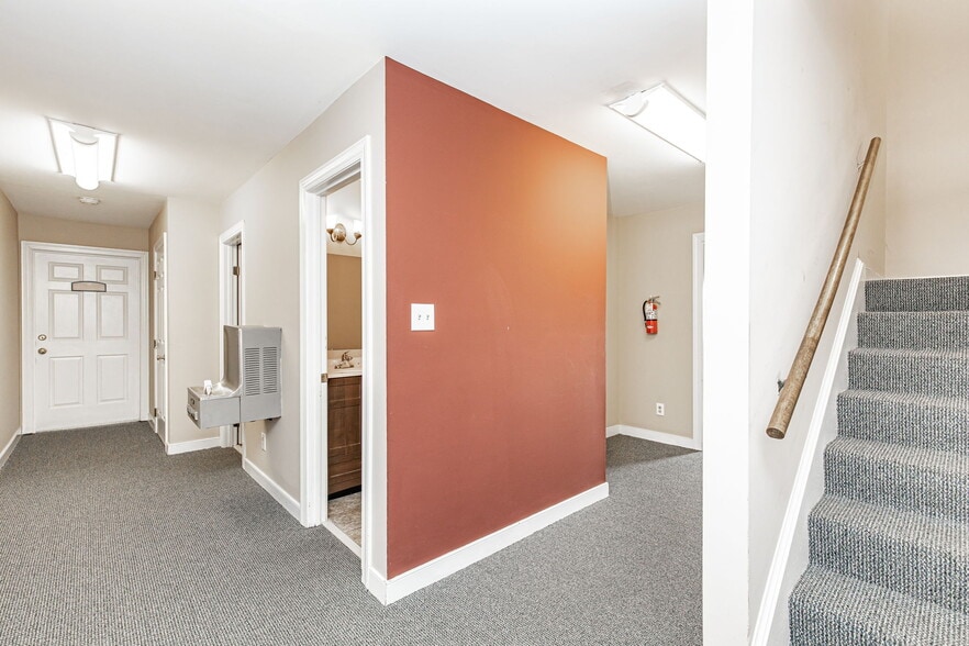 More Photos Of 10810 Hasty Ln, Midlothian Office For Lease