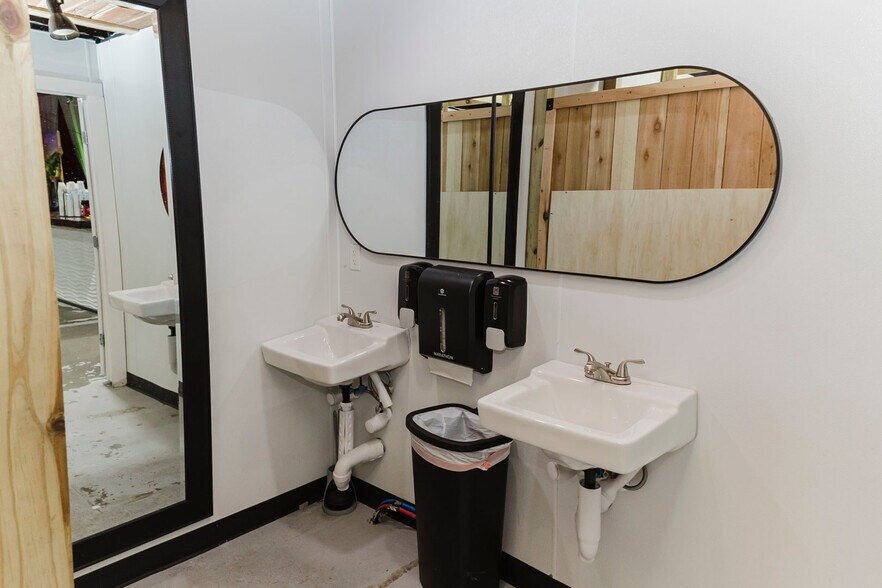 More Photos Of 130 N Washington Ave, Wichita General Retail For Sale