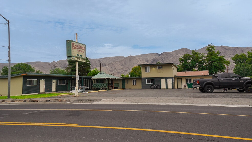 Primary Photo Of 812 Bridge St, Clarkston Hotel For Sale