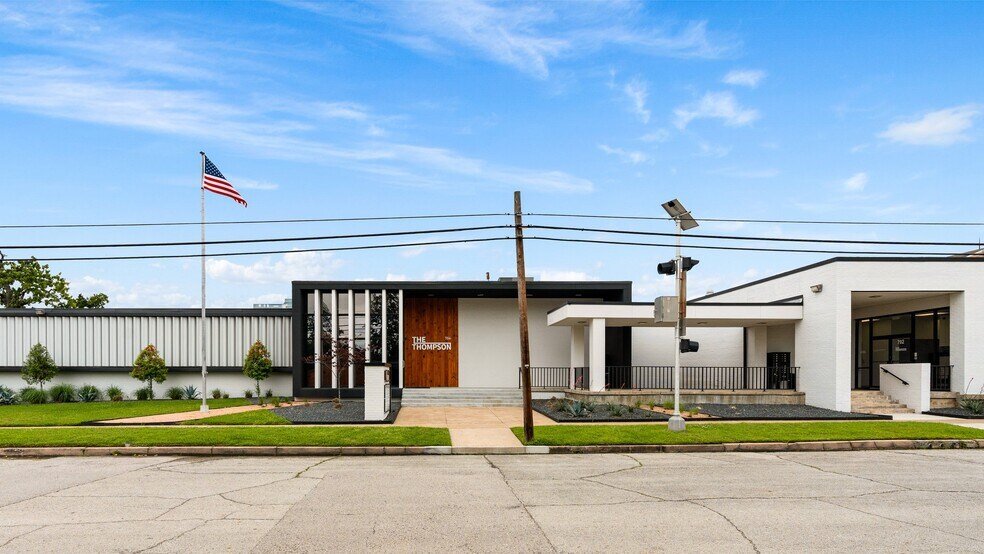 More Photos Of 702 N Thompson St, Conroe Office For Sale