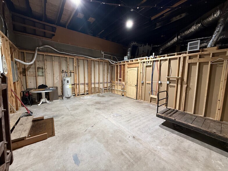 More Photos Of 217 W Main St, Tishomingo Storefront Retail Office For Lease