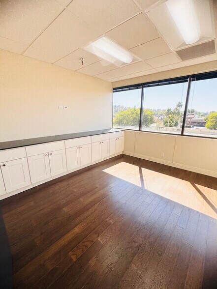 More Photos Of 21731 Ventura Blvd, Woodland Hills Medical For Lease