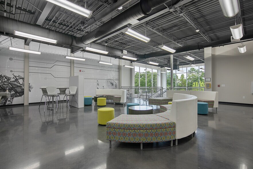 More Photos Of 2847 Bridgewood Dr, Fayetteville Office For Sale