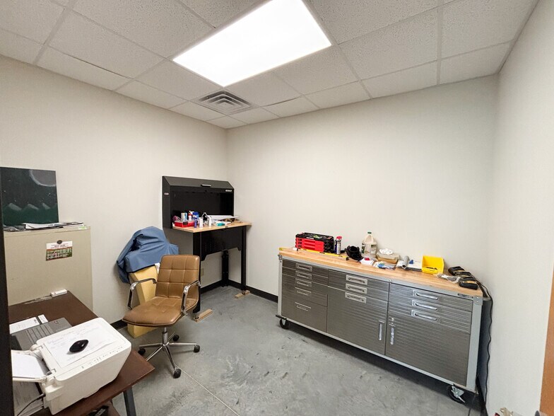 More Photos Of 4173 N 20th St, Ozark Warehouse For Lease