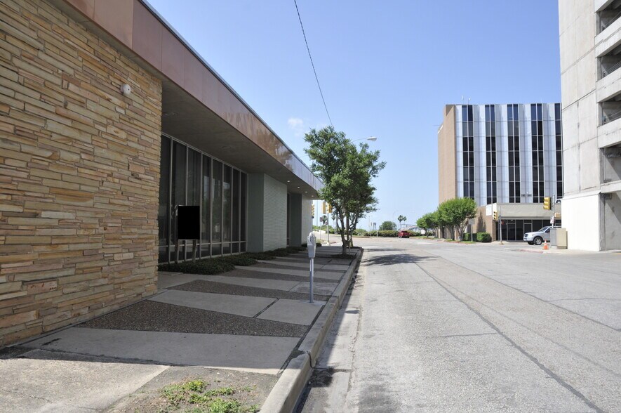 More Photos Of 823-827 Tancahua St, Corpus Christi Storefront Retail Office For Lease
