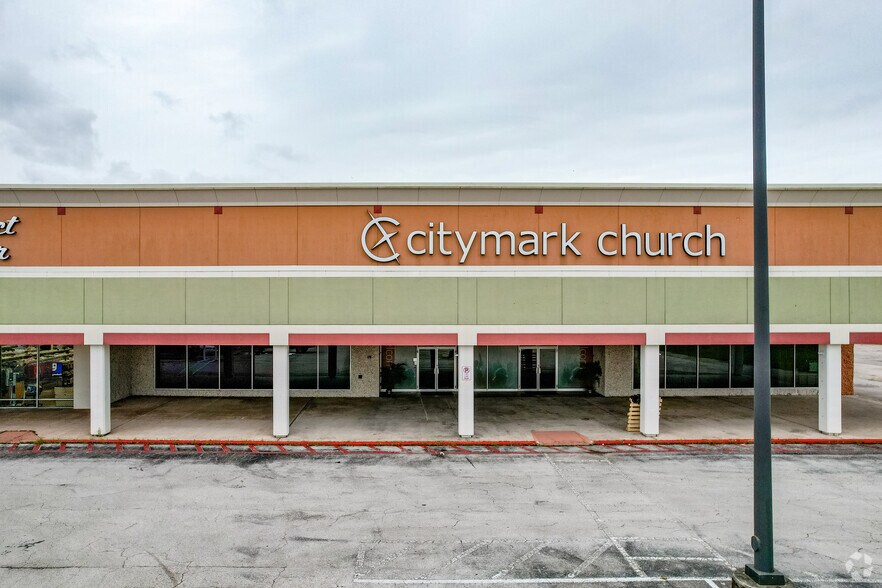 More Photos Of 151-395 W Main St, League City Unknown For Lease