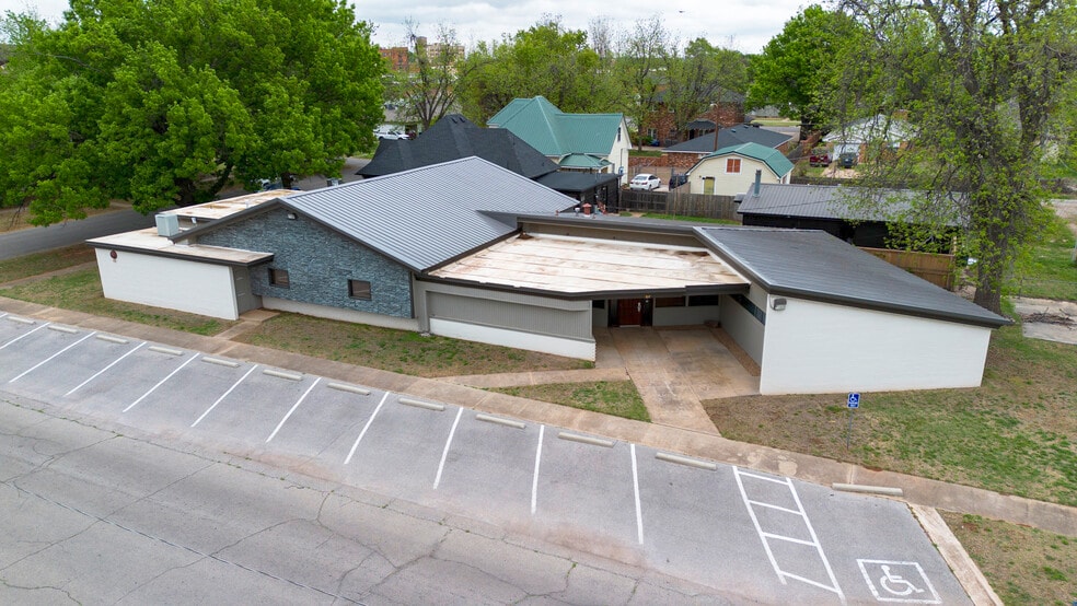 Primary Photo Of 307 S 7th St, Chickasha Office For Sale