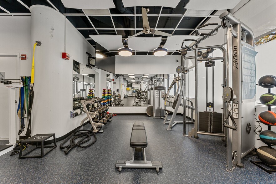 More Photos Of 8229 Boone Blvd, Vienna Unknown For Lease