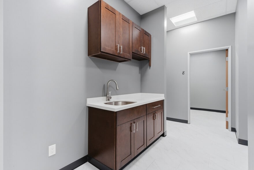 More Photos Of 685 E Grand Blvd, Corona Storefront Retail Office For Lease