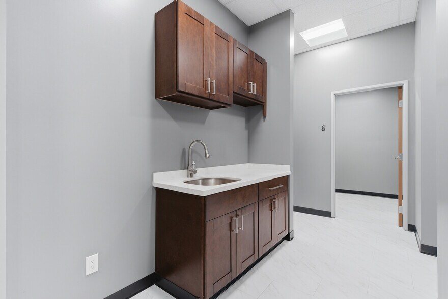 More Photos Of 685 E Grand Blvd, Corona Storefront Retail Office For Lease