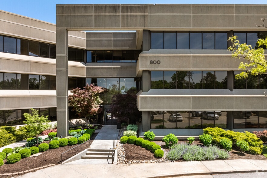 More Photos Of 800 E 101st Ter, Kansas City Coworking Space