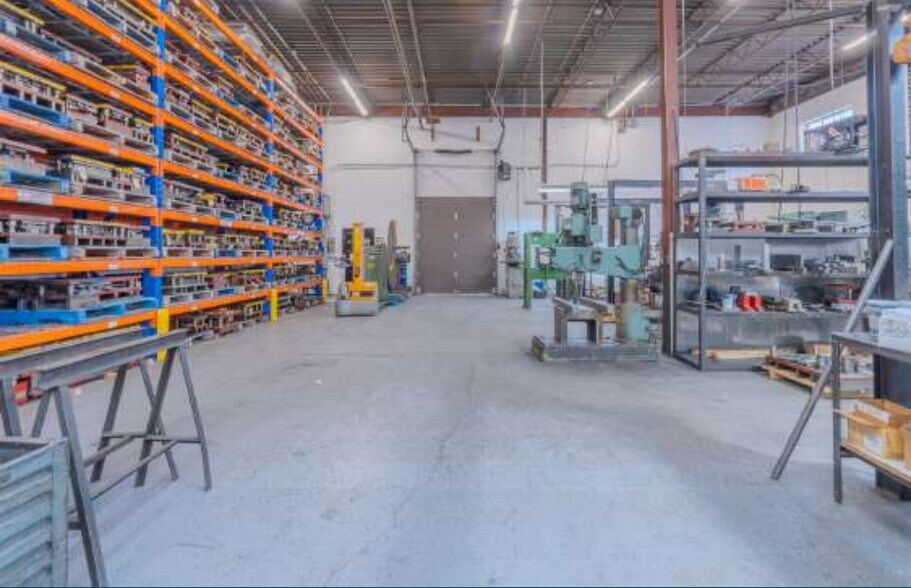 More Photos Of 375-455 Deslauriers Rue, Saint-Laurent Warehouse For Lease
