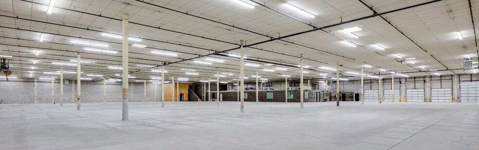 More Photos Of 5124 Sharp St, Dallas Distribution For Lease