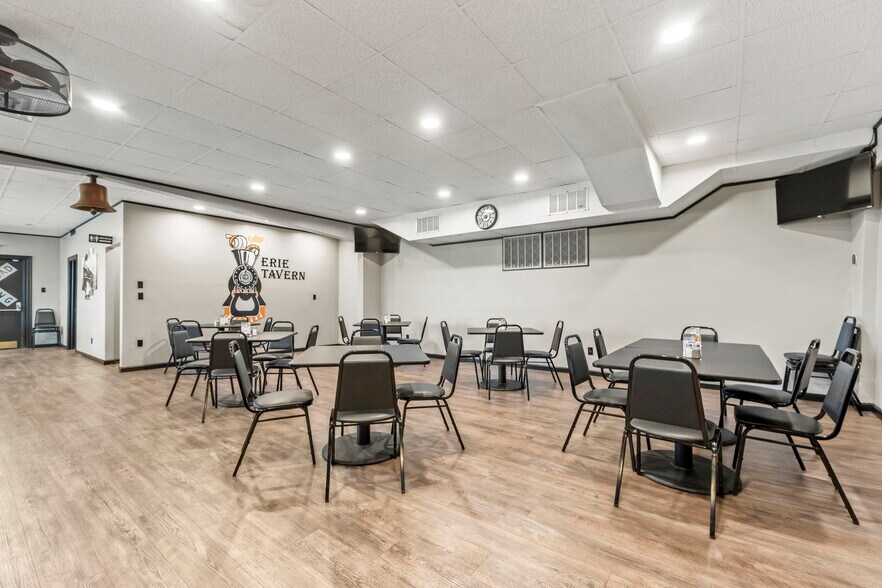 More Photos Of 770 E Franklin St, Huntington Restaurant For Sale