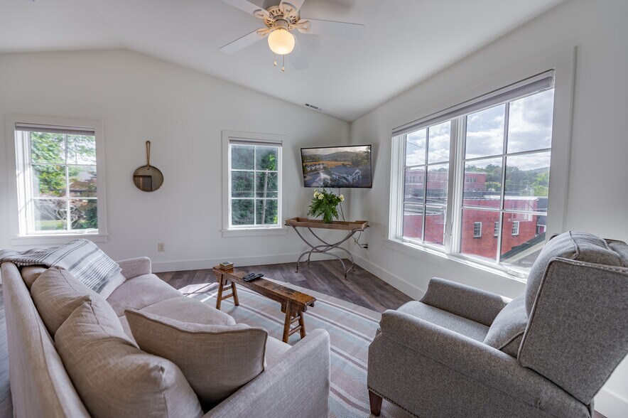 More Photos Of 118 Oak Crescent Cir, Clayton Hotel For Sale
