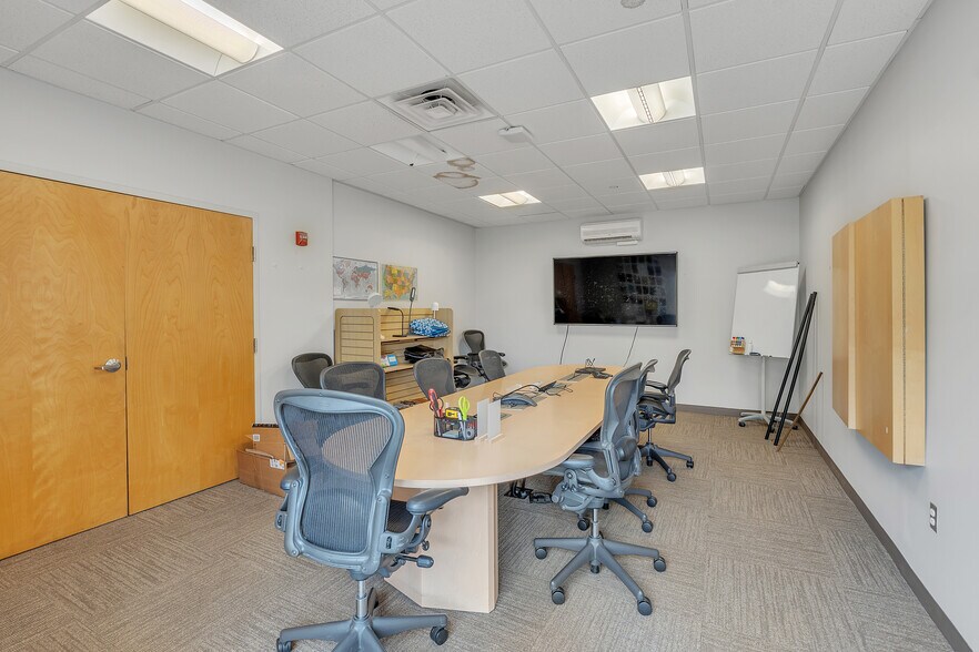 More Photos Of 45 Bartlett St, Marlborough Light Manufacturing For Lease