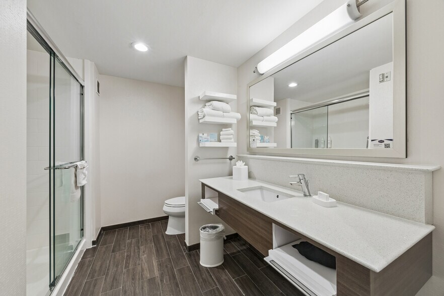 More Photos Of 1328 Highway 146, La Porte Hotel For Sale